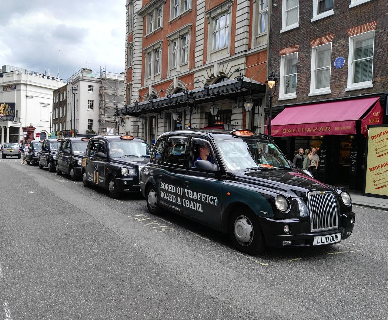 Taxi de Londres en fila — servicio, protocolo, primera impresión en el turismo urbano