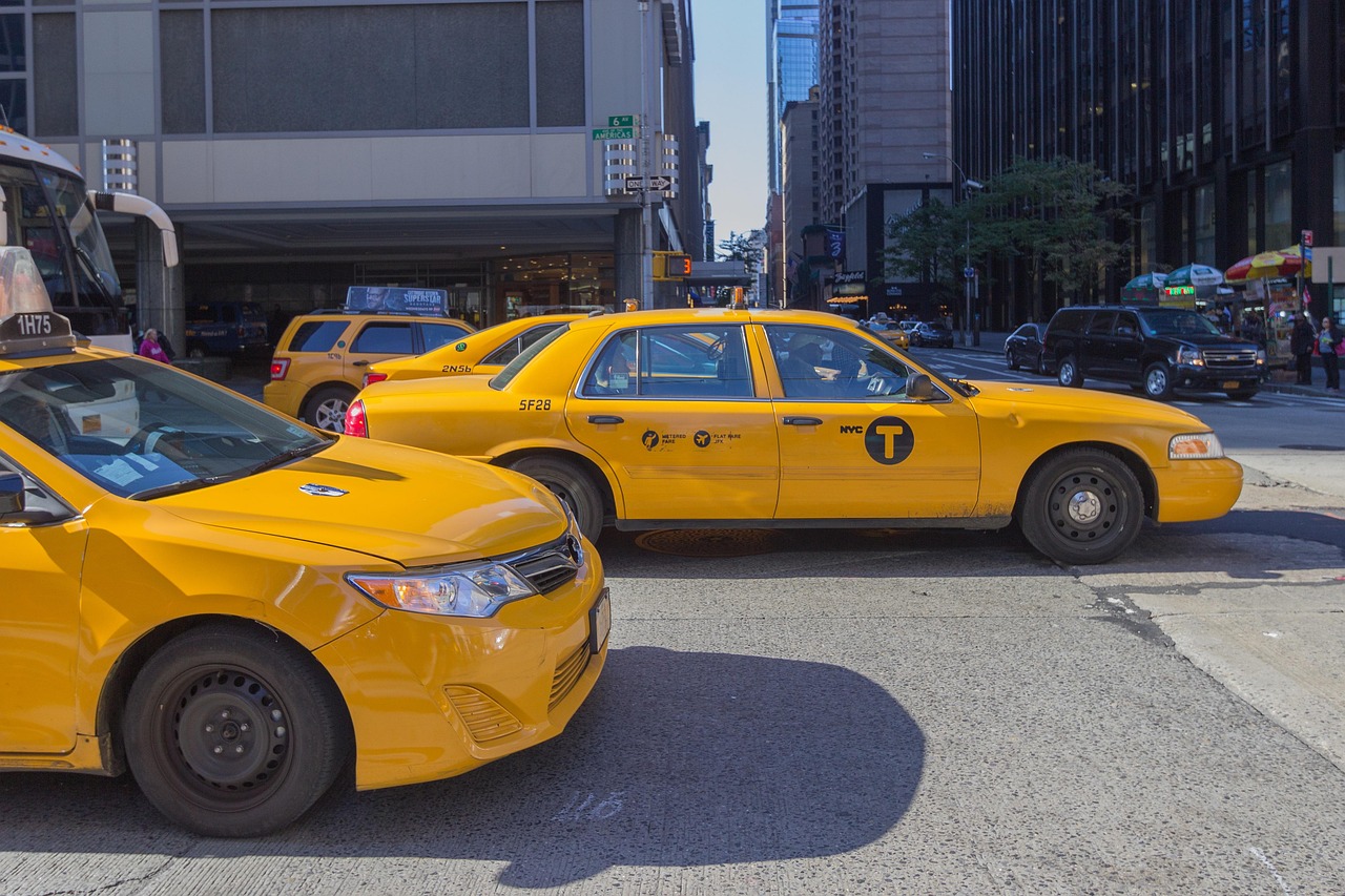 Taxis de Nueva York — la escena urbana del guía que trabaja en un ecosistema de servicio de alta exigencia