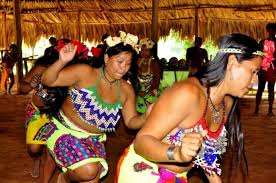 Mujeres Emberá bailando en traje tradicional dentro de su comunidad en Panamá
