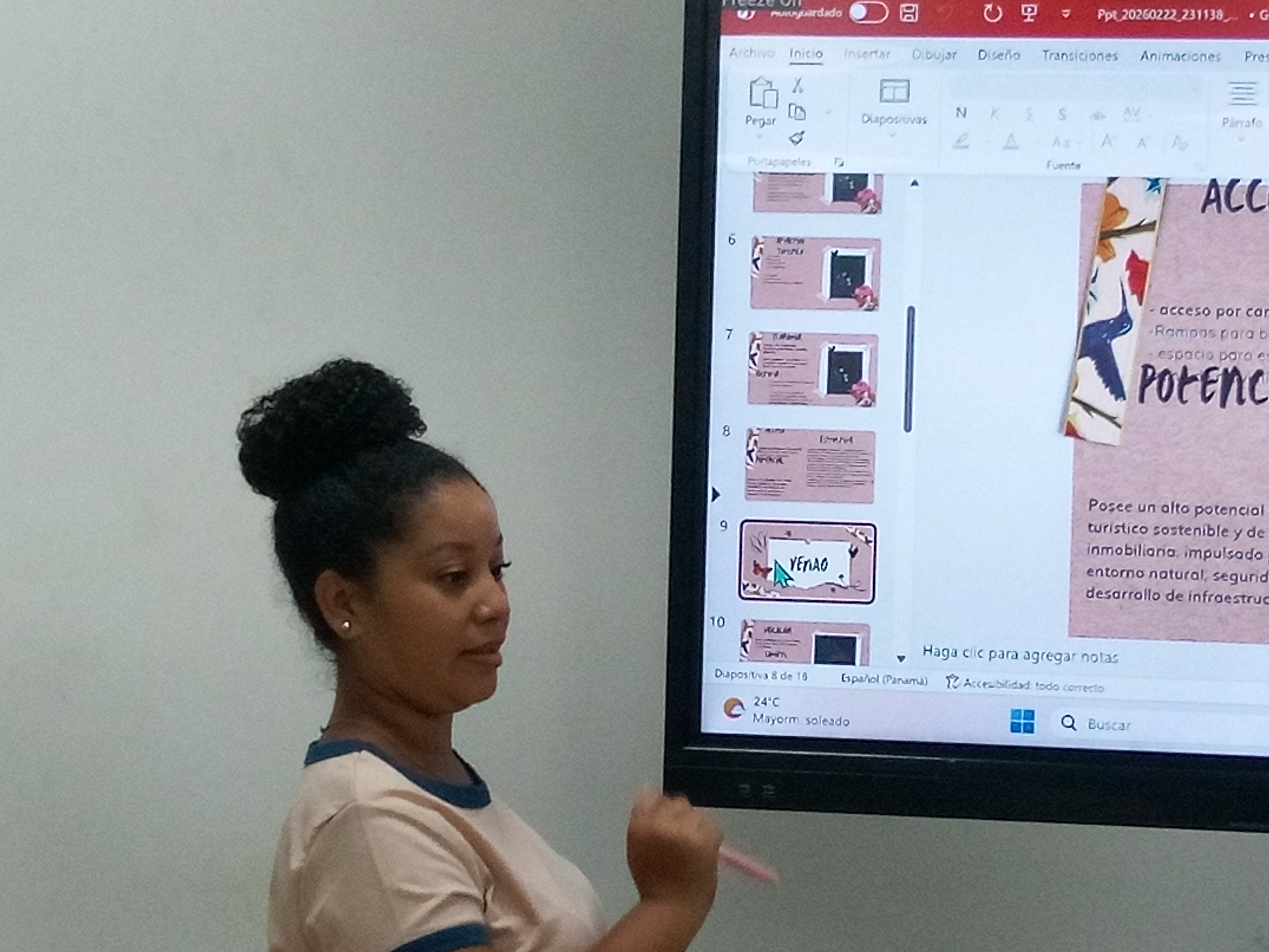 Carla García presentando su material en el aula, mostrando dominio técnico