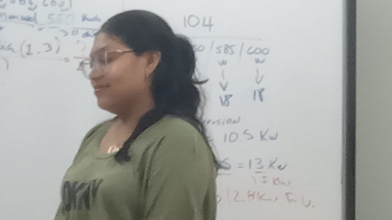 J. Lassary formulando su pregunta durante la sesión de conversatorio en el campo