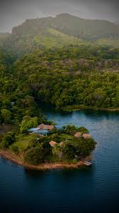 Vista aérea del lago Bayano, Panamá, rodeado de selva tropical densa