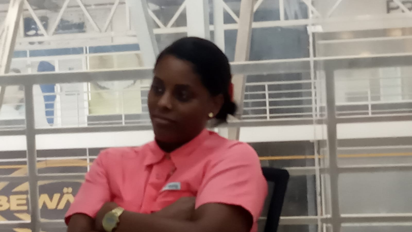 Belén Mejía escuchando durante el conversatorio de protocolo y etiqueta en el Salón 18 INADEH