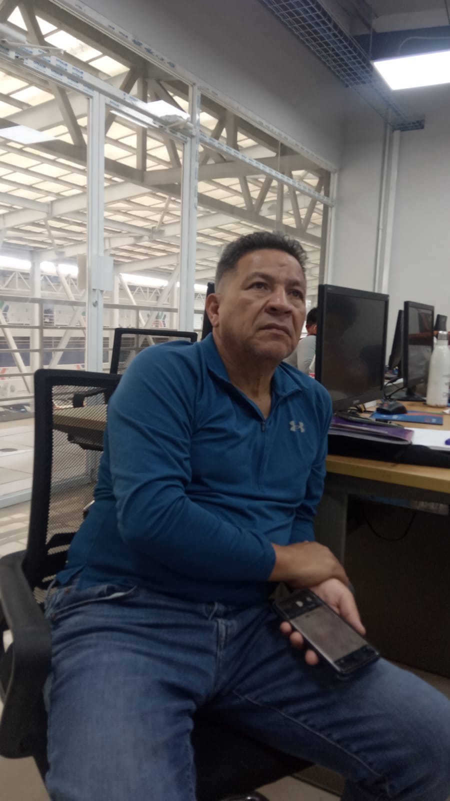 Ciro Hernández siguiendo el taller virtual en el Salón 18 — INADEH Mañanitas, 8 de abril 2026