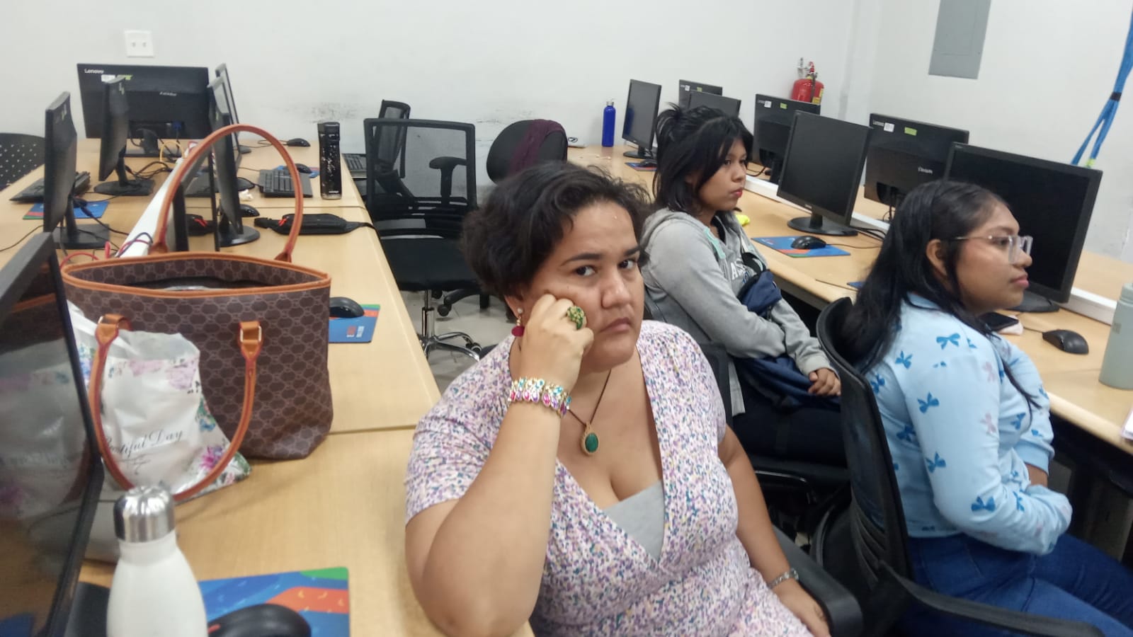 Elis y compañeras durante el taller virtual — grupo de estudiantes INADEH atentas al evento en Teams