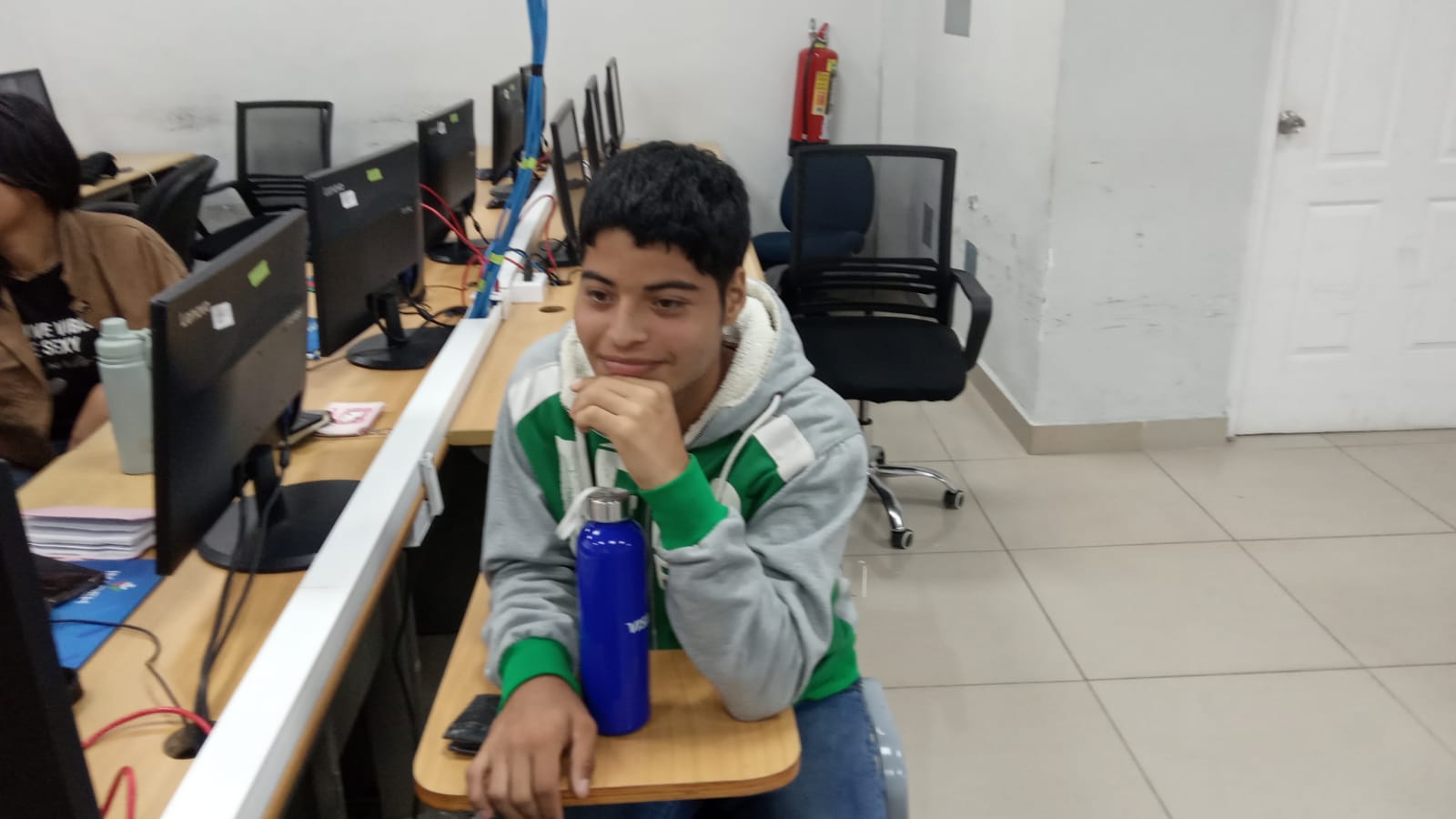 Luis Santos durante la sesión sobre inclusividad — escuchando con concentración en el Salón 18 INADEH